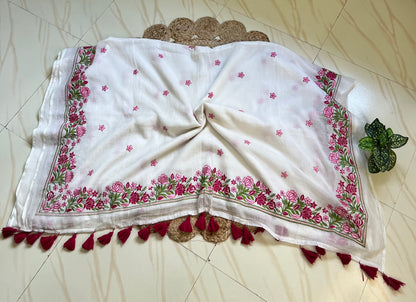 Pallu: Close-up of pink and maroon floral hand-embroidered pallu on white mul cotton saree